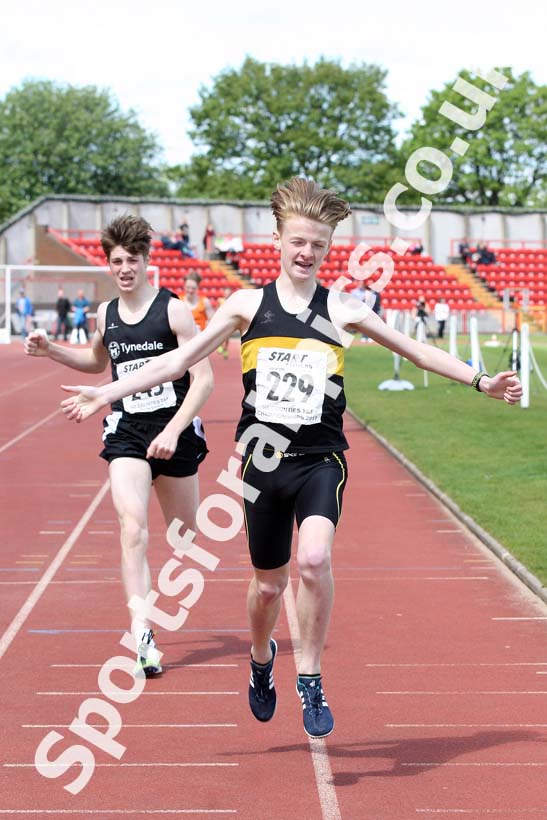 Boys under-15s 800 metres, North Eastern Champs, Gateshead Stadium. Photo: David T. Hewitson/Sports for All Pics